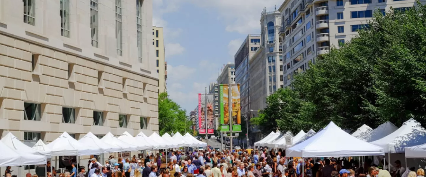 People shopping at Capital Harvest on the Plaza